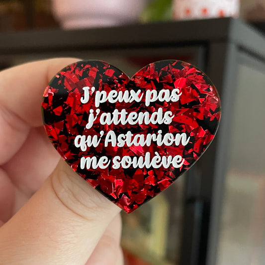 Broche "J'peux pas j'attends qu'Astarion me soulève" en acrylique noire avec des éclats de confettis rouges