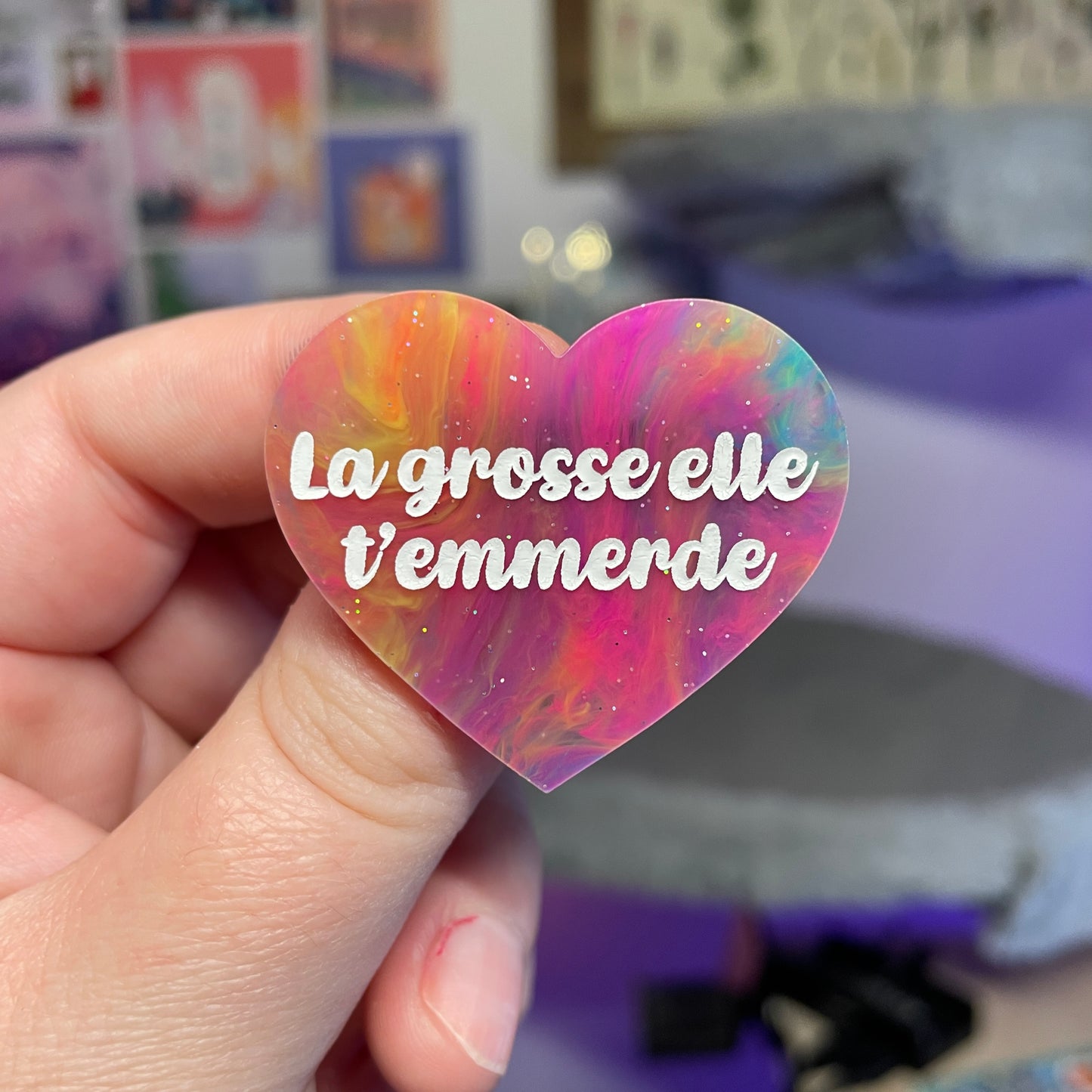 Broche "La grosse elle t'emmerde" en acrylique marbrée multicolore