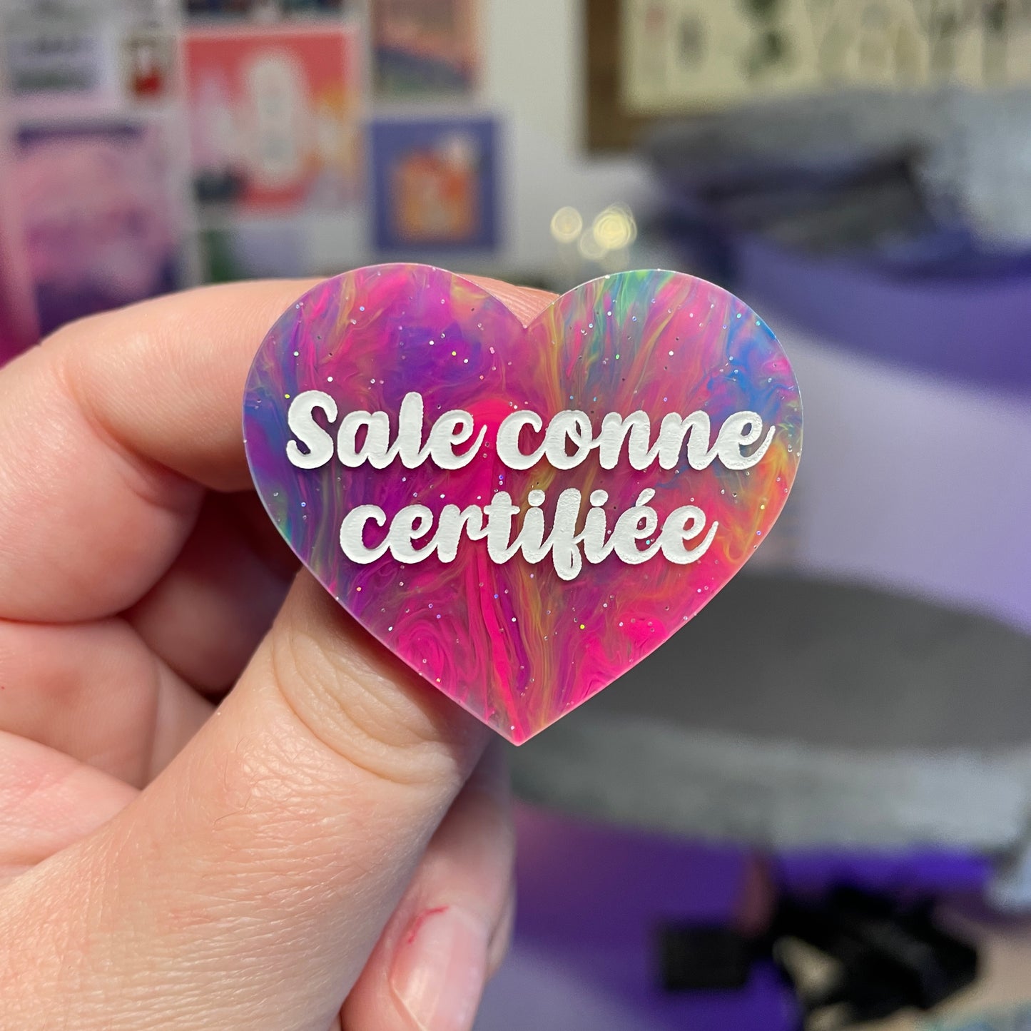 Broche "Sale conne certifiée" en acrylique marbrée multicolore