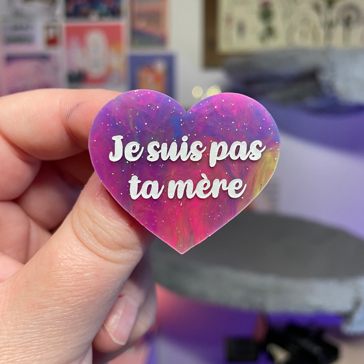 Broche "Je suis pas ta mère" en acrylique marbrée multicolore