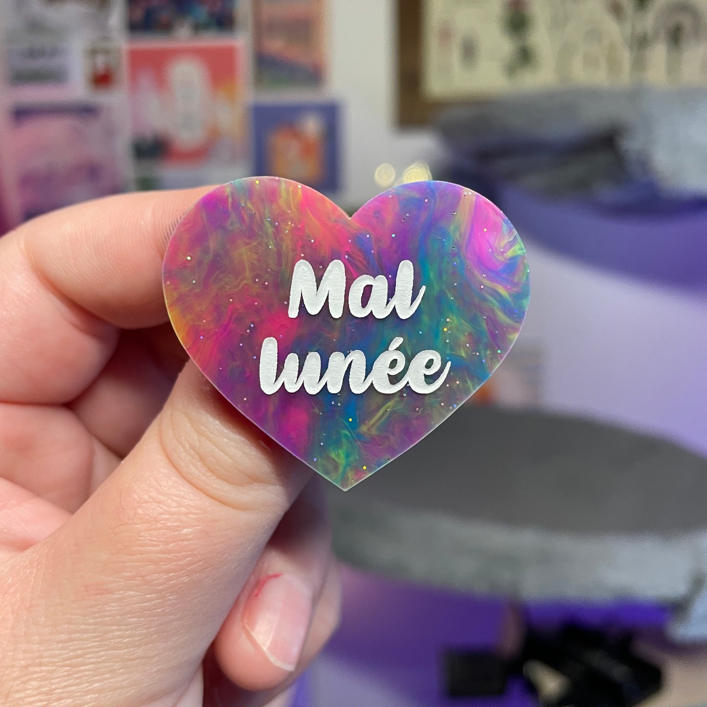 Broche "Mal lunée" en acrylique marbrée multicolore