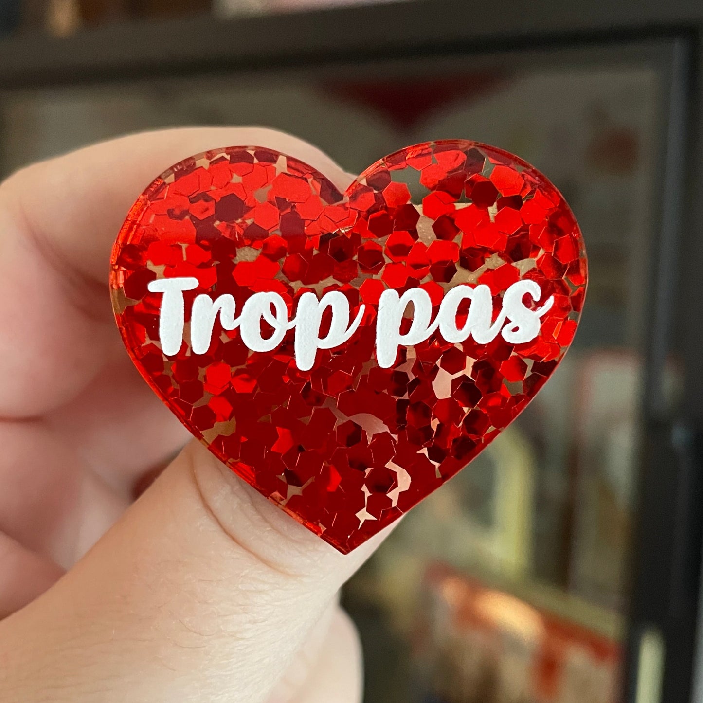 Broche "Trop pas" en acrylique semi-transparente avec des confettis rouge