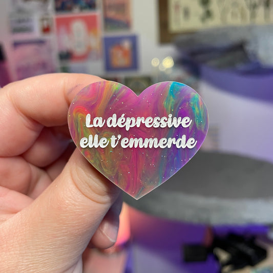 Broche "La dépressive elle t'emmerde" en acrylique marbrée multicolore