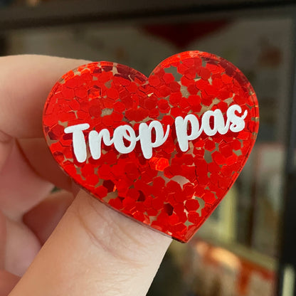 Broche "Trop pas" en acrylique semi-transparente avec des confettis rouge