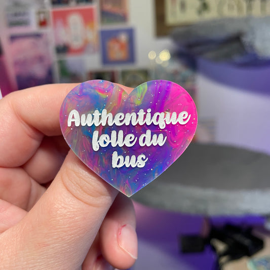Broche "Authentique folle du bus" en acrylique marbrée multicolore