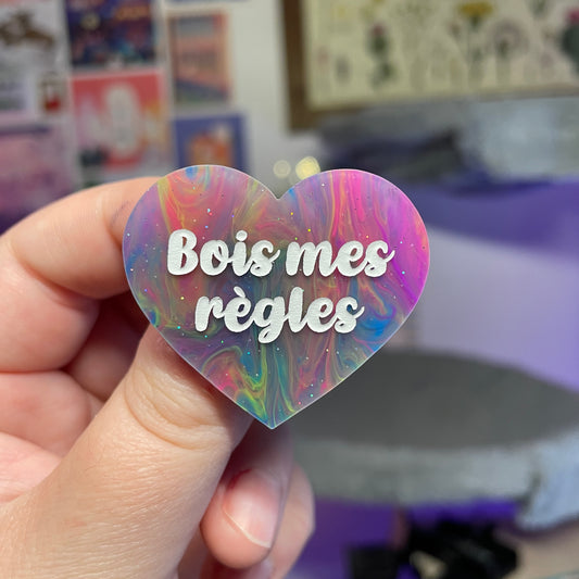Broche "Bois mes règles" en acrylique marbrée multicolore