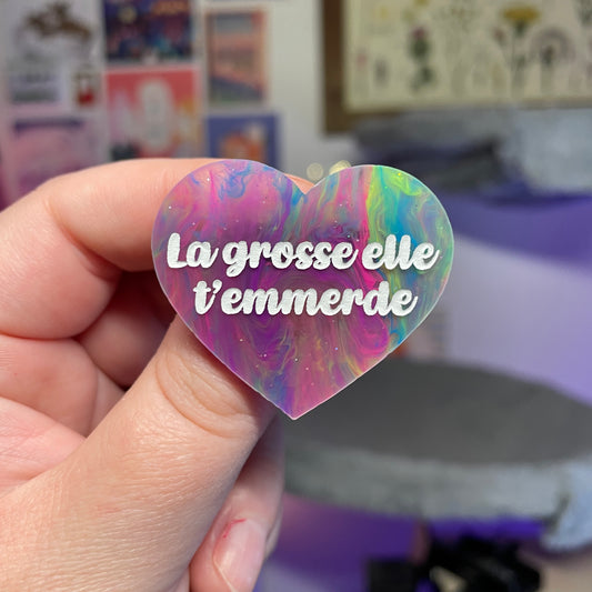 Broche "La grosse elle t'emmerde" en acrylique marbrée multicolore