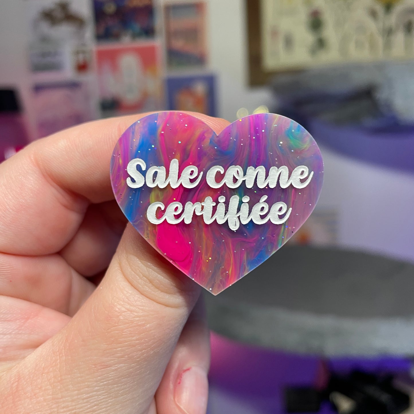 Broche "Sale conne certifiée" en acrylique marbrée multicolore