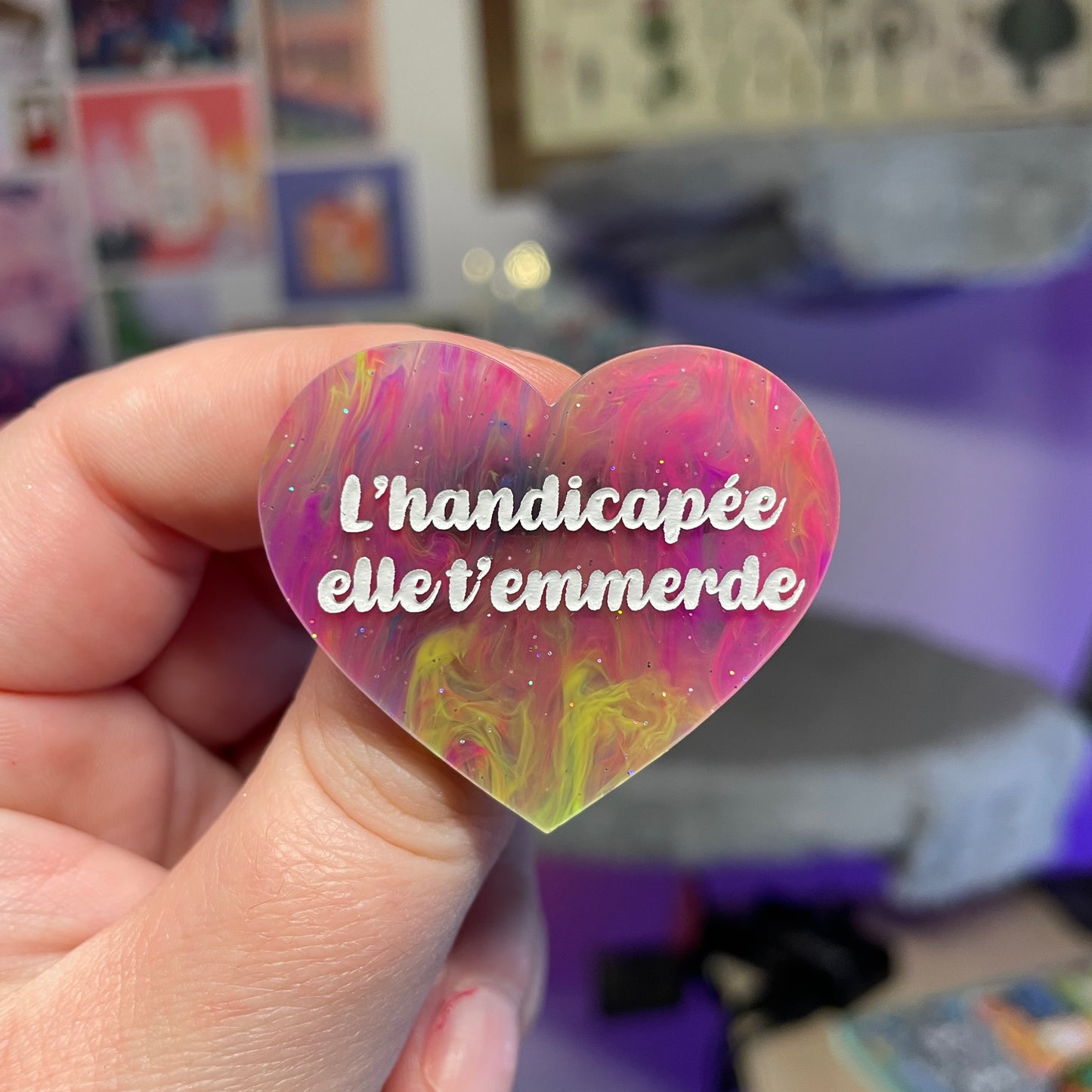 Broche "L'handicapée elle t'emmerde" en acrylique marbrée multicolore