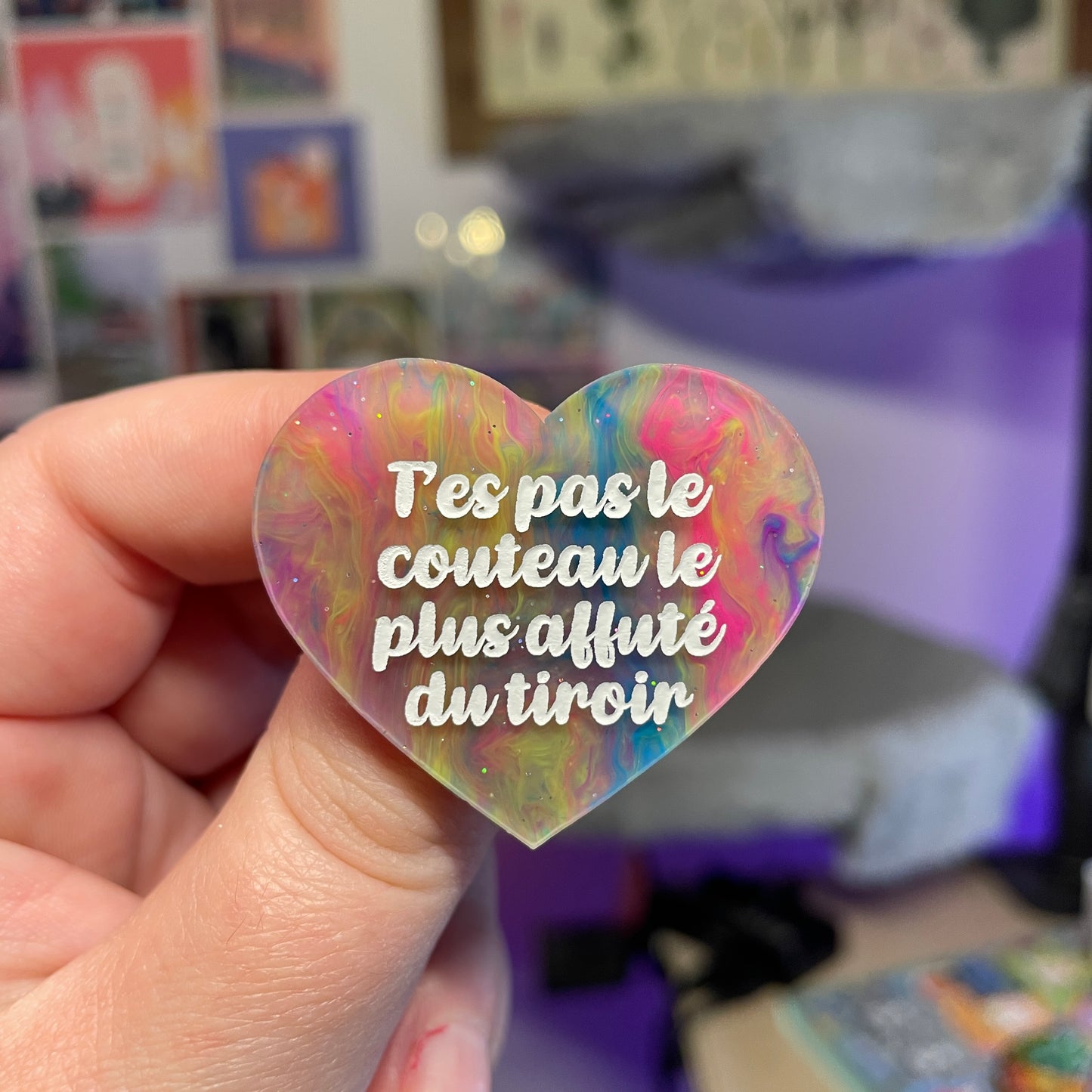 Broche "T'es pas le couteau le plus affuté du tiroir" en acrylique marbrée multicolore