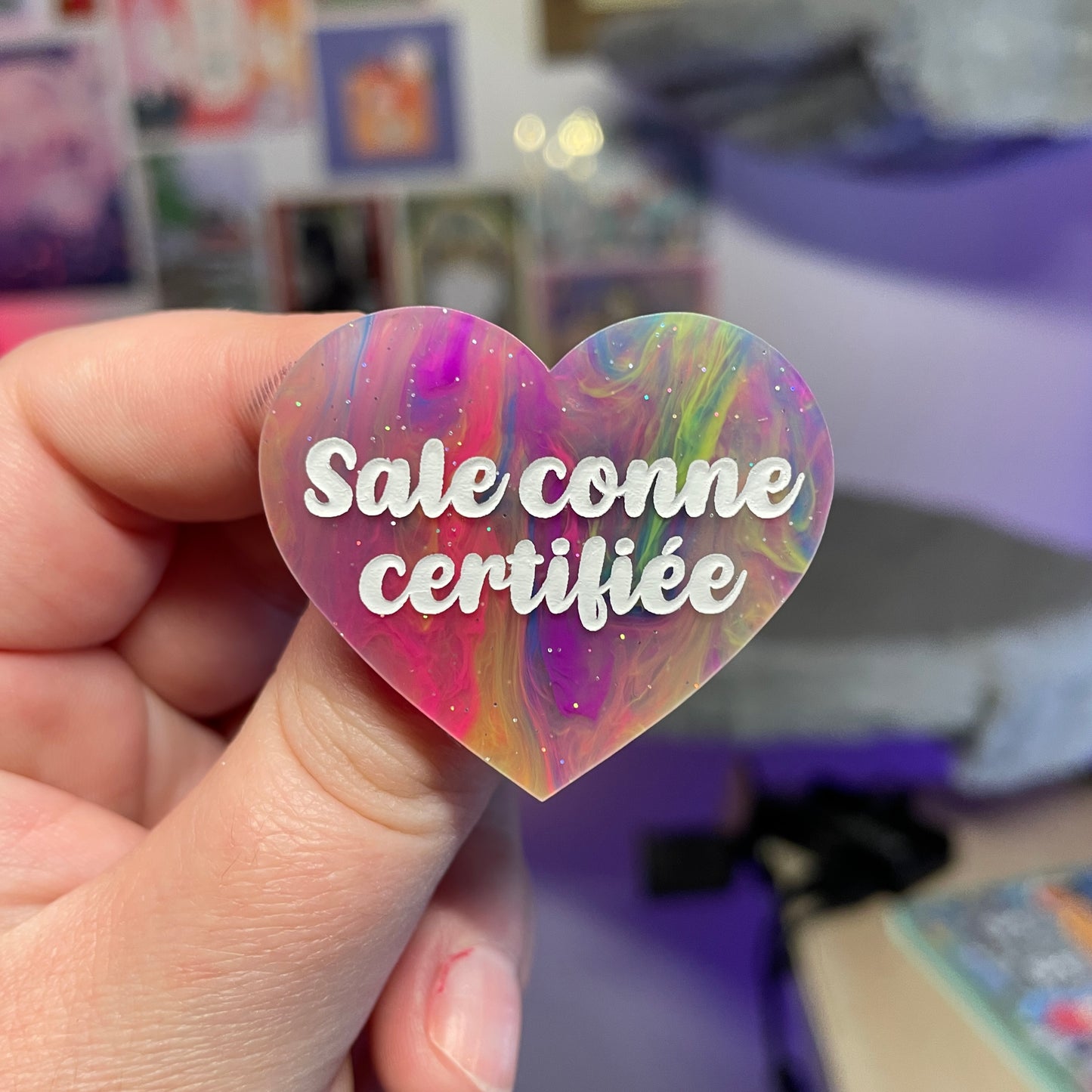 Broche "Sale conne certifiée" en acrylique marbrée multicolore