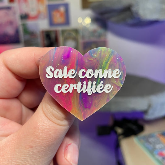 Broche "Sale conne certifiée" en acrylique marbrée multicolore