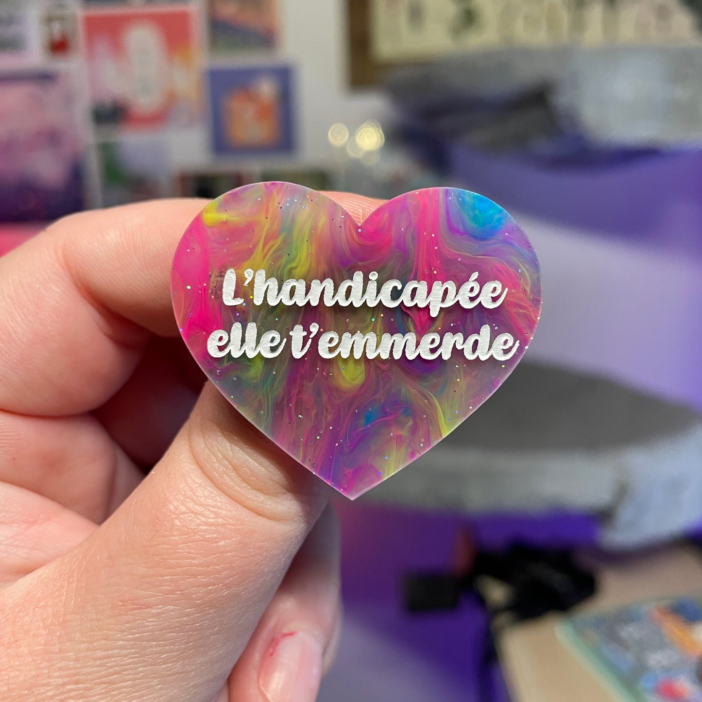 Broche "L'handicapée elle t'emmerde" en acrylique marbrée multicolore