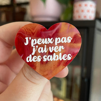 Broche "J'peux pas j'ai ver des sables" en acrylique marbrée rouge, dorée et blanche