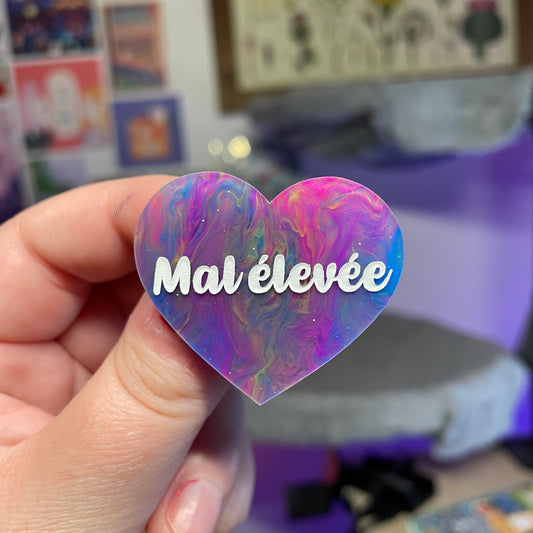 Broche "Mal élevée" en acrylique marbrée multicolore