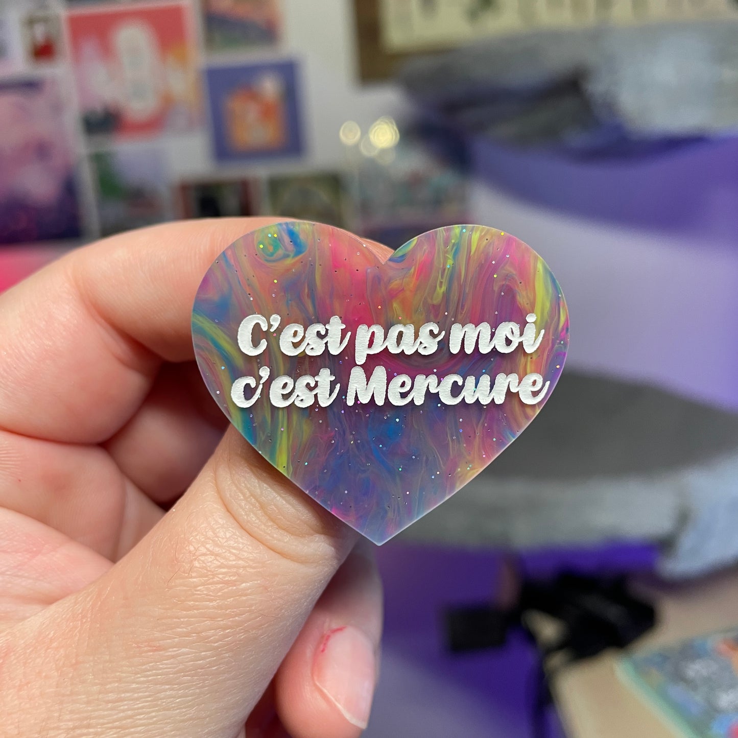 Broche "C'est pas moi c'est Mercure" en acrylique marbrée multicolore