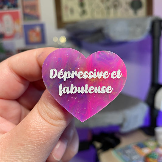 Broche "Dépressive et fabuleuse" en acrylique marbrée multicolore