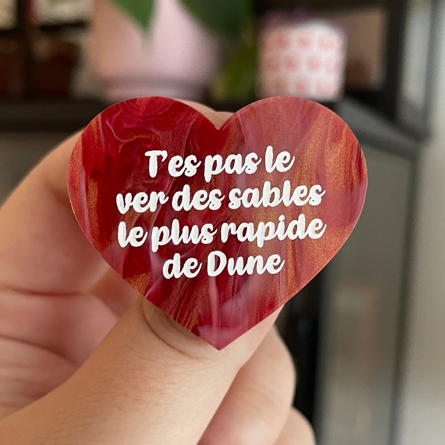 Broche "T'es pas le ver des sables le plus rapide de Dune" en acrylique marbrée rouge, dorée et blanche
