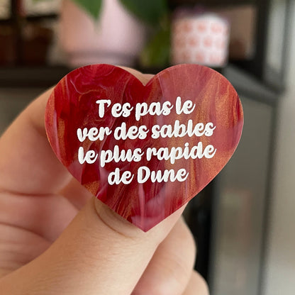 Broche "T'es pas le ver des sables le plus rapide de Dune" en acrylique marbrée rouge, dorée et blanche