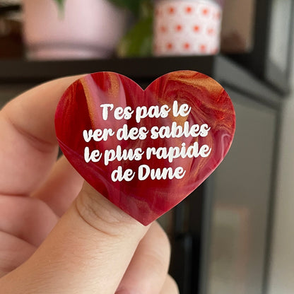 Broche "T'es pas le ver des sables le plus rapide de Dune" en acrylique marbrée rouge, dorée et blanche