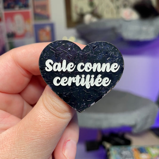 [Contrôle technique] Broche "Sale conne certifiée" en acrylique noire avec des éclats de confettis gris