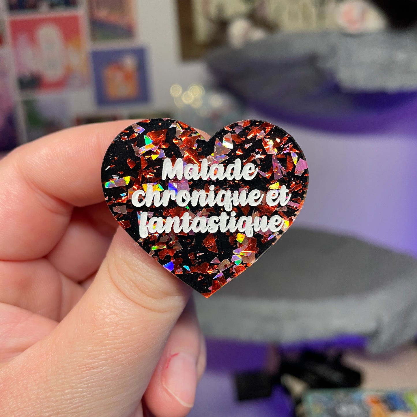 [Contrôle technique] Broche "Malade chronique et fantastique" en acrylique noire avec des éclats de confettis rouges et roses