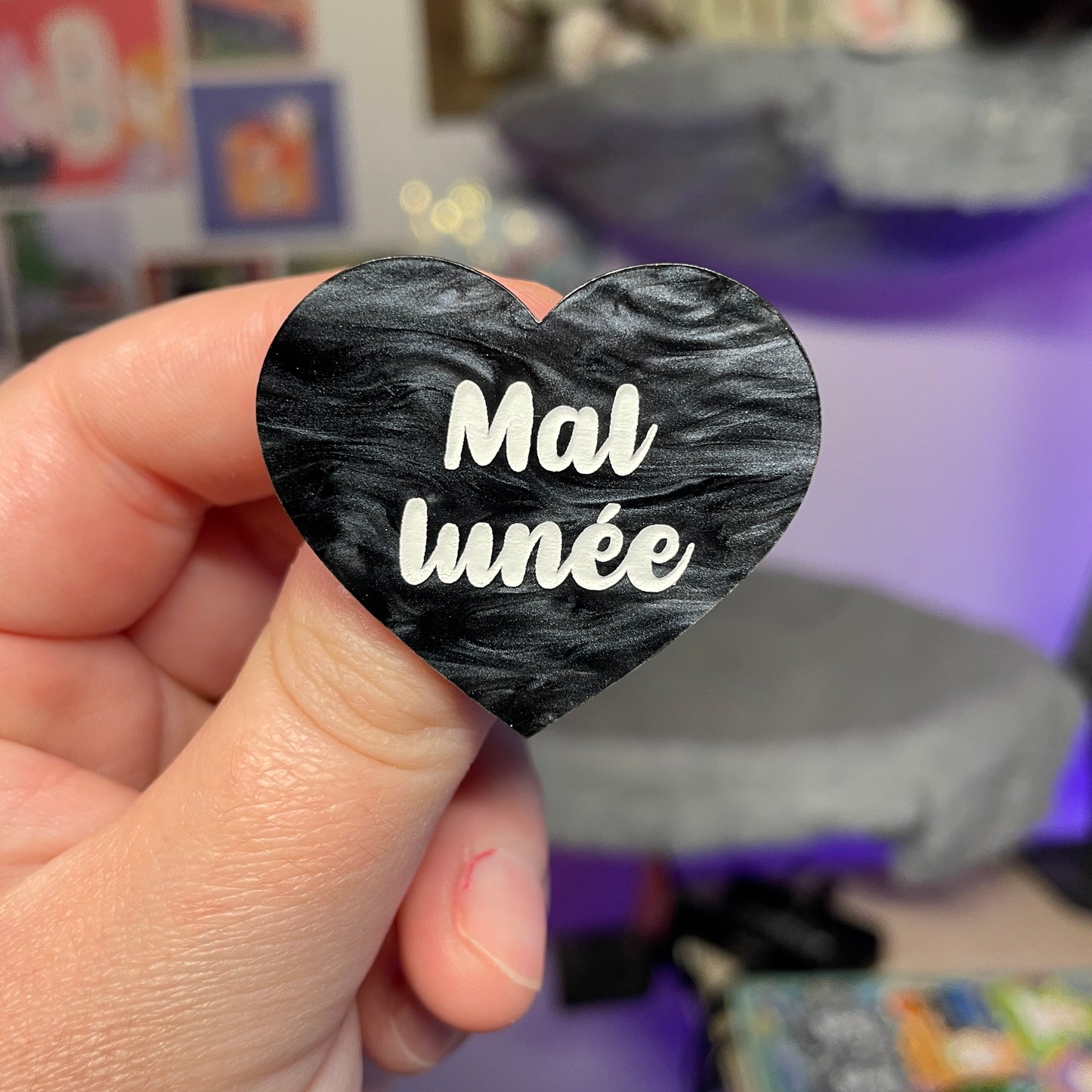 [Contrôle technique] Broche "Mal lunée" en acrylique marbrée noire