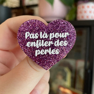 Broche "Pas là pour enfiler des perles" en acrylique à paillettes violettes