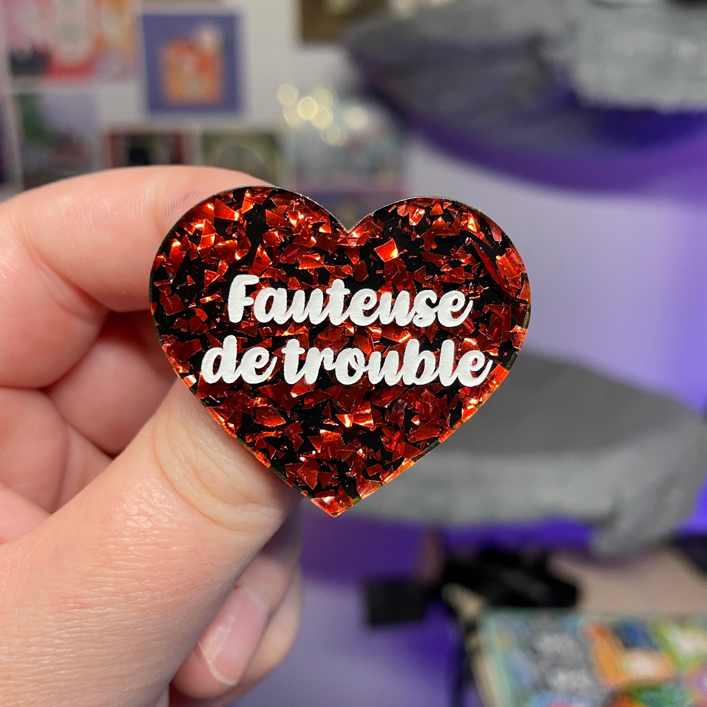 [Contrôle technique] Broche "Fauteuse de trouble" en acrylique noire avec des éclats de confettis rouges