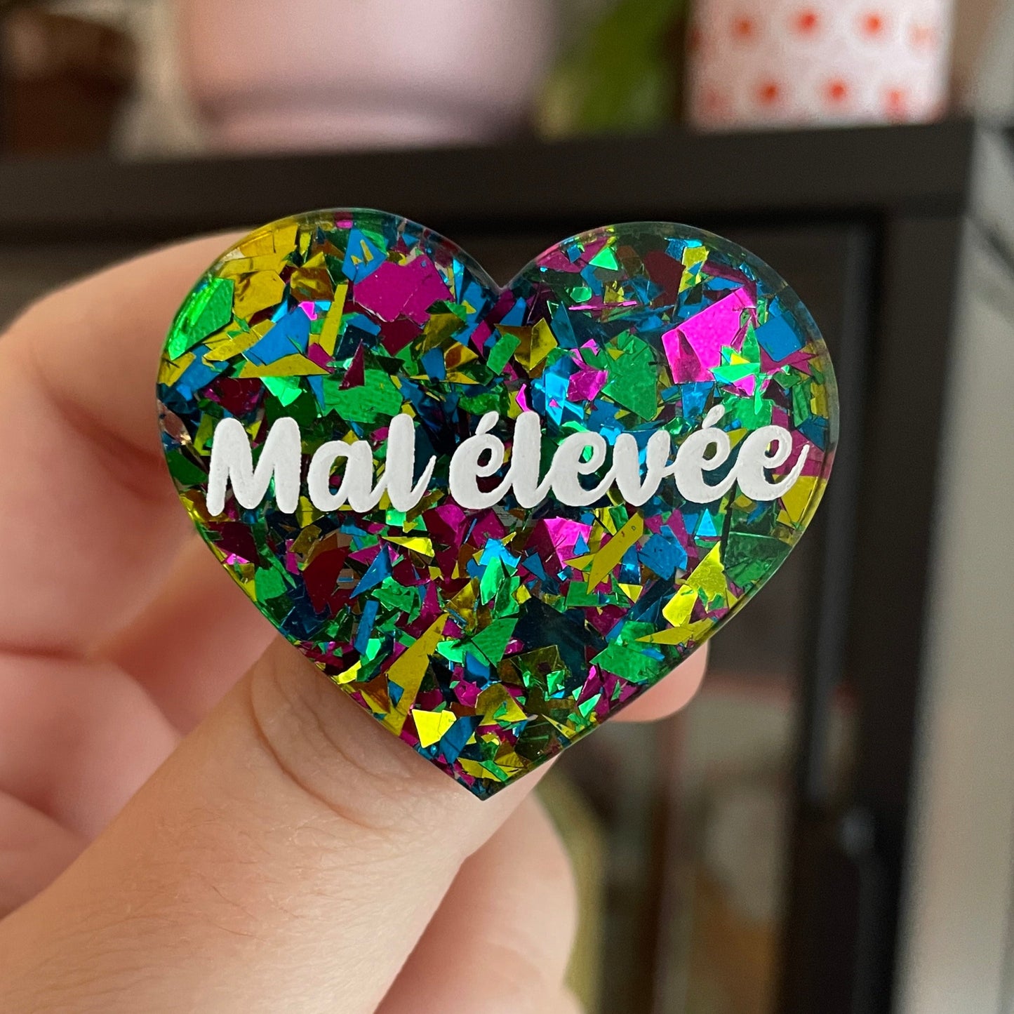 Broche "Mal élevée" en acrylique transparente à gros confettis verts, roses, jaunes et bleus