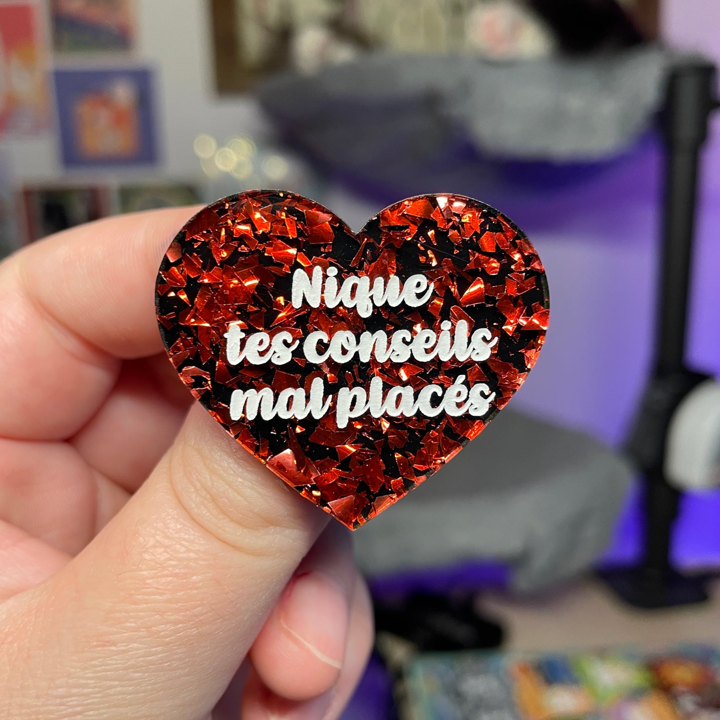 [Contrôle technique] Broche "Nique tes conseils mal placés" en acrylique noire avec des éclats de confettis rouges