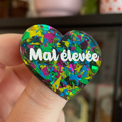 Broche "Mal élevée" en acrylique transparente à gros confettis verts, roses, jaunes et bleus