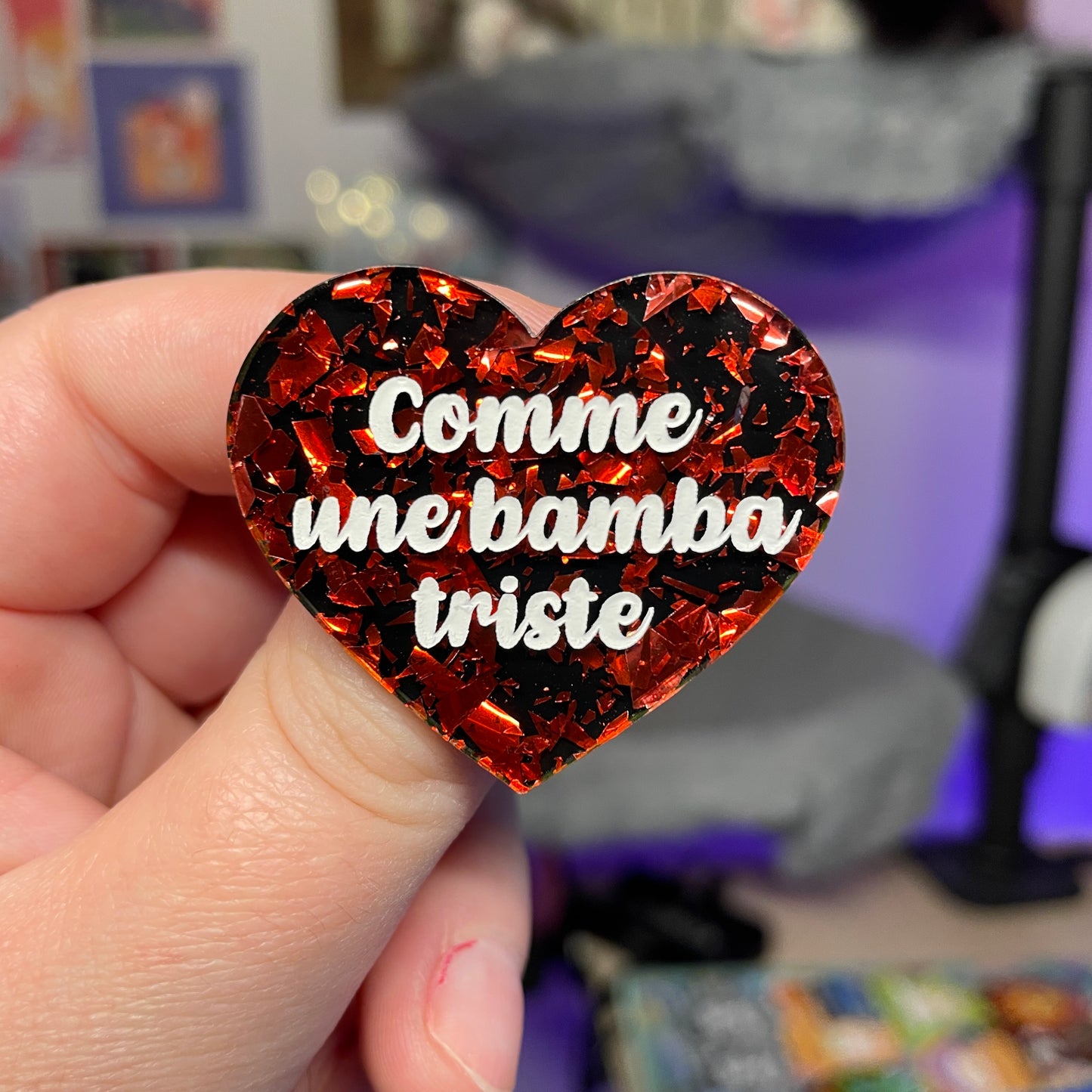 [Contrôle technique] Broche "Comme une bamba triste" en acrylique noire avec des éclats de confettis rouges