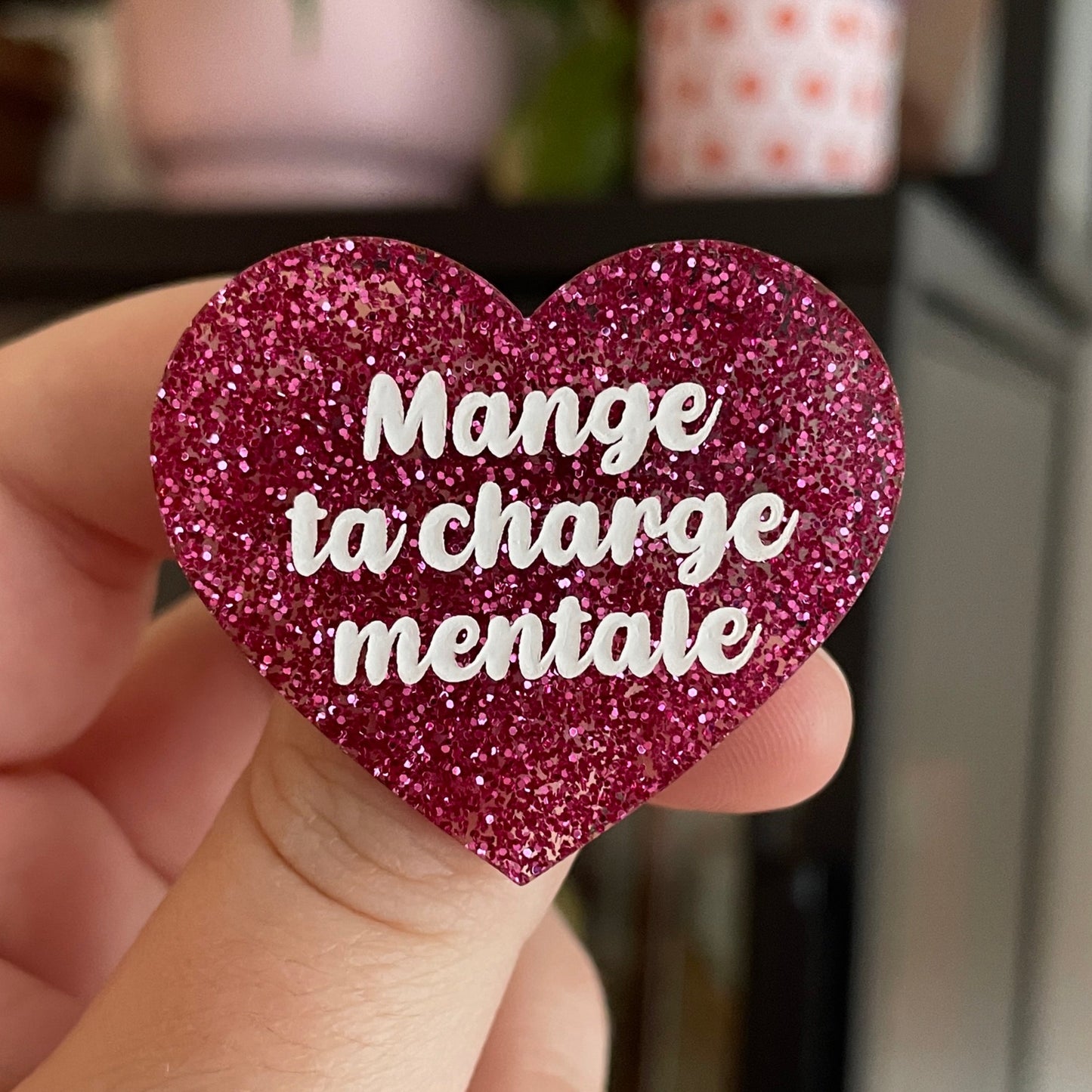 Broche "Mange ta charge mentale" en acrylique à paillettes magenta
