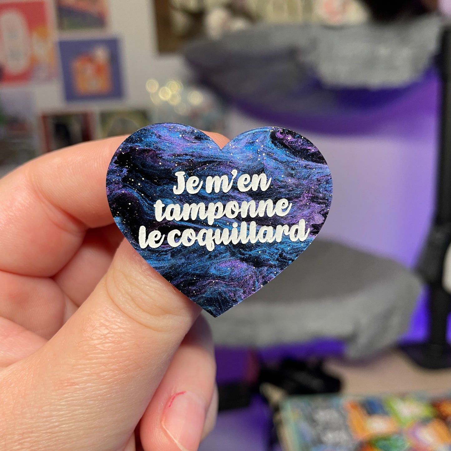 [Contrôle technique] Broche "Je m'en tamponne le coquillard" en acrylique marbrée noire, bleue et violette à paillettes