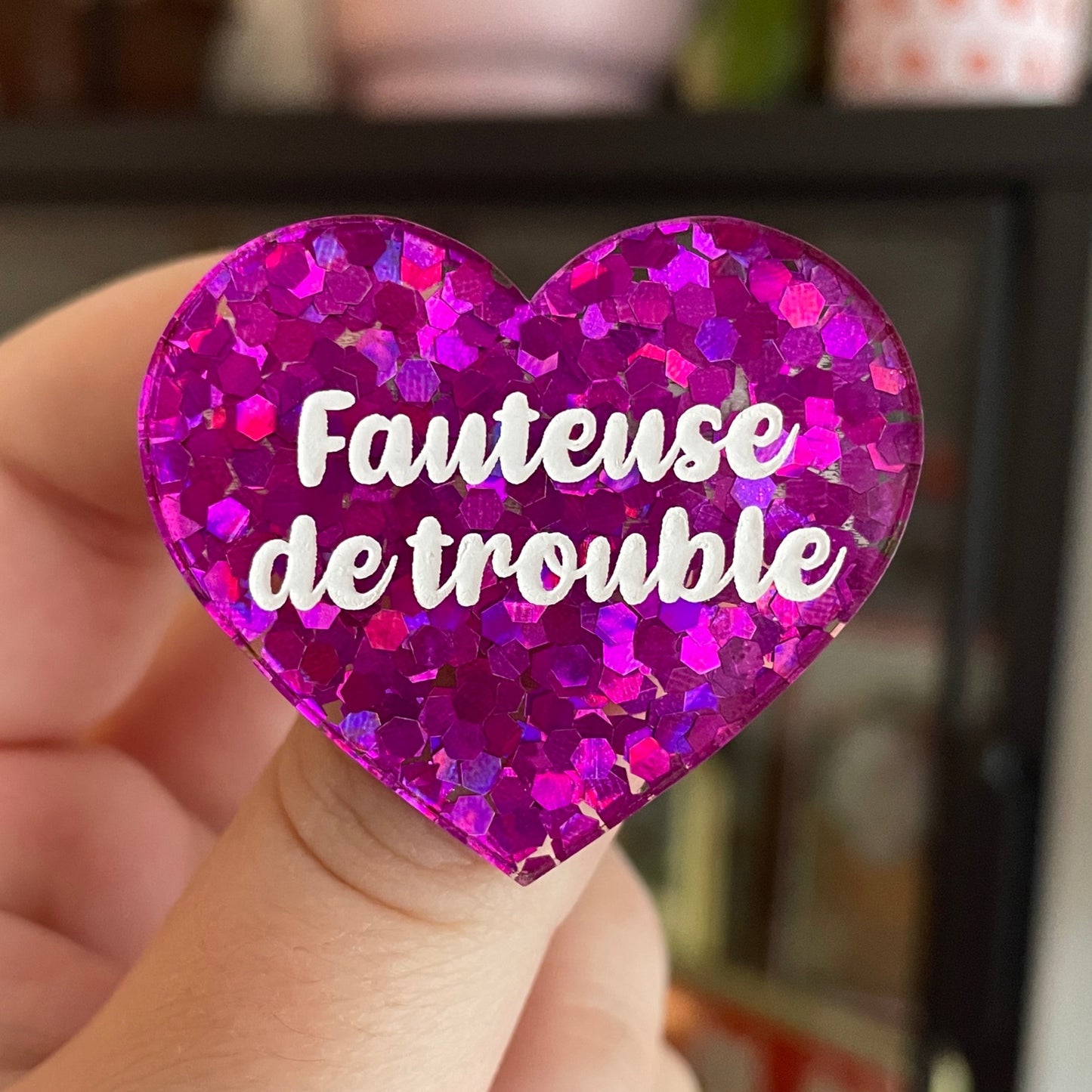 Broche "Fauteuse de troubles" en acrylique semi-transparente avec des confettis fuchsia