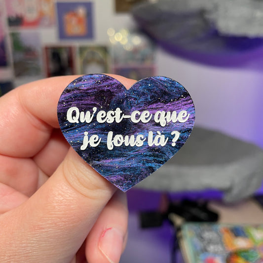 [Contrôle technique] Broche "Qu'est-ce que je fous là ?" en acrylique marbrée noire, bleue et violette à paillettes