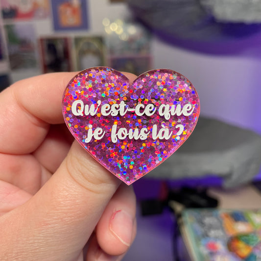 [Contrôle technique] Broche "Qu'est-ce que je fous là ?" en acrylique à paillettes violettes