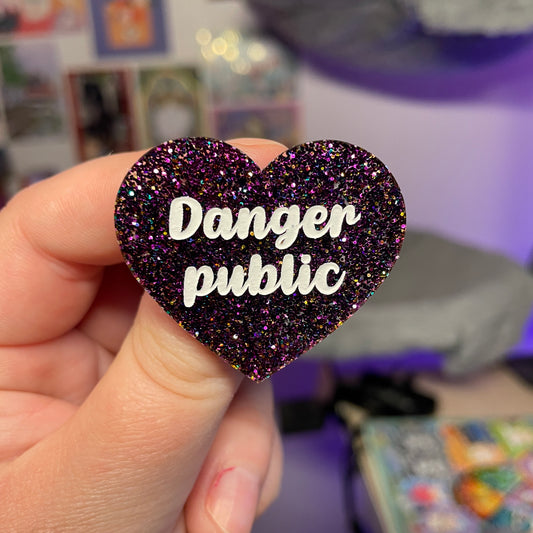 [Contrôle technique] Broche "Danger public" en acrylique à paillettes violettes