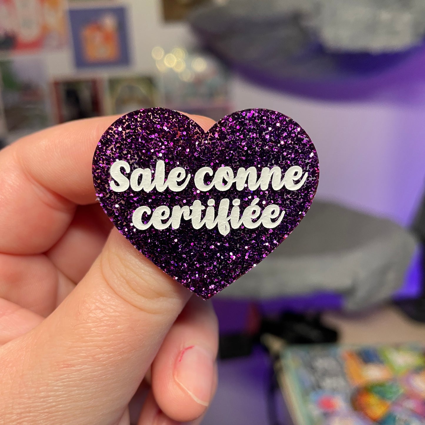 [Contrôle technique] Broche "Sale conne certifiée" en acrylique à paillettes violettes