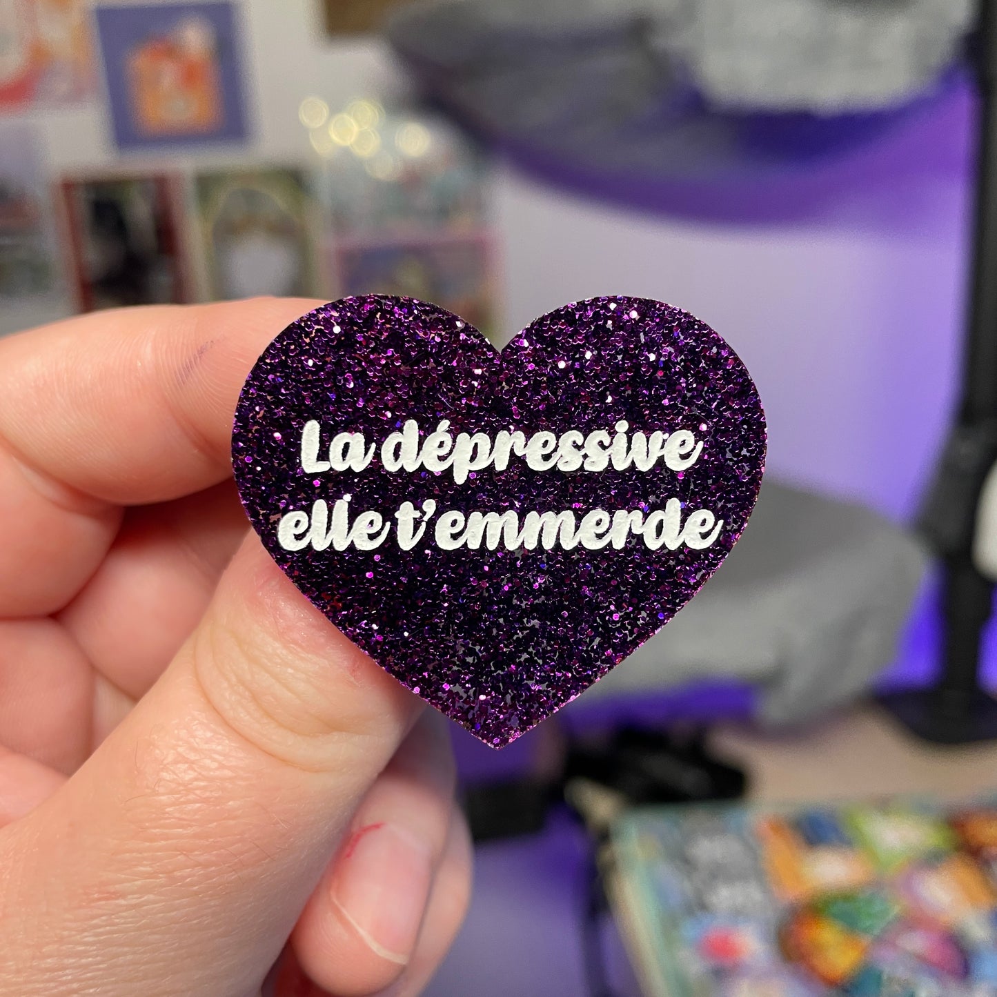 [Contrôle technique] Broche "La dépressive elle t'emmerde" en acrylique à paillettes violettes