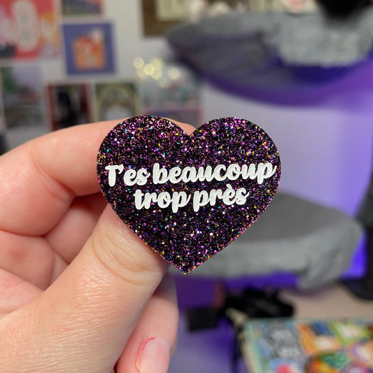 [Contrôle technique] Broche "T'es beaucoup trop près" en acrylique à paillettes violettes