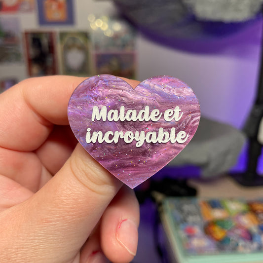 [Contrôle technique] Broche "Malade et incroyable" en acrylique marbrée violette à paillettes