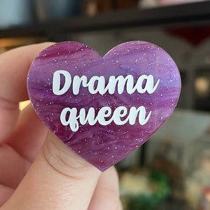 Broche "Drama queen" en acrylique marbrée violette à paillettes