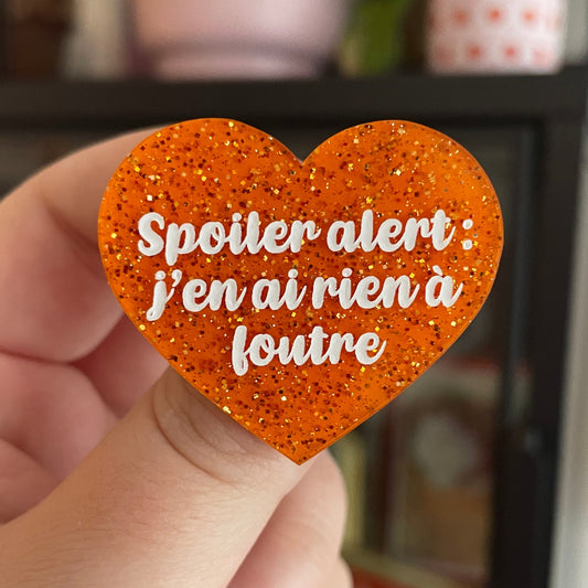 Broche "Spoiler alert : j'en ai rien à foutre" en acrylique japonaise à paillettes oranges