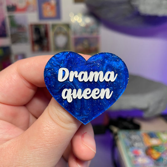 [Contrôle technique] Broche "Drama queen" en acrylique marbrée bleue à paillettes