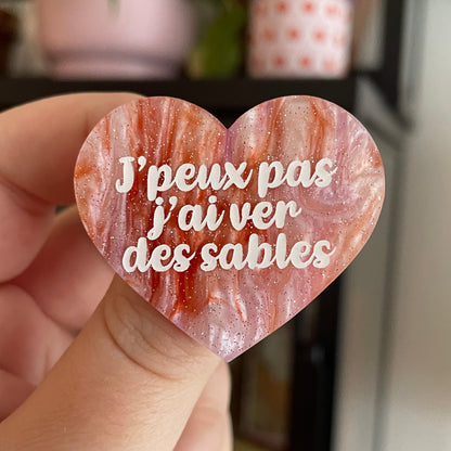 Broche "J'peux pas j'ai ver des sables" en acrylique marbrée blanche et orange à paillettes
