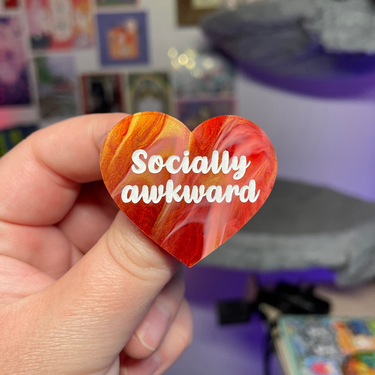 [Contrôle technique] Broche "Socially awkward" en acrylique marbrée rouge, blanche et dorée