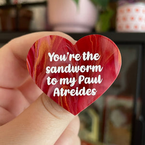 Broche "You're the sandworm to my Paul Atreides" en acrylique marbrée rouge, dorée et blanche