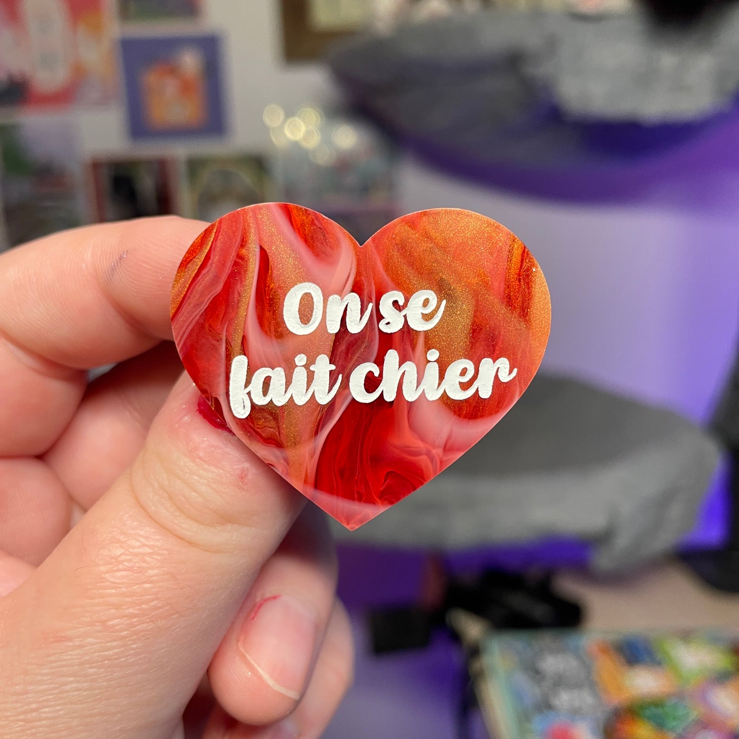 [Contrôle technique] Broche "On se fait chier" en acrylique marbrée rouge, blanche et dorée